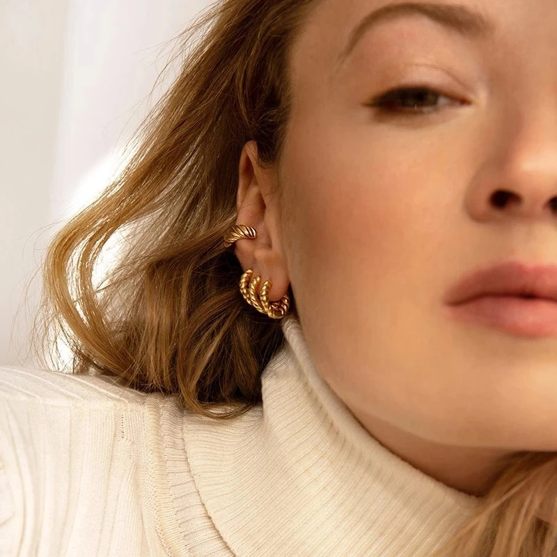 Jauni, moderni savīti mazi stīpiņu auskari sievietēm Modes zelta krāsas metāla aplis, sīki stīpiņas Huggie ausu sprādzes rotaslietas 2023