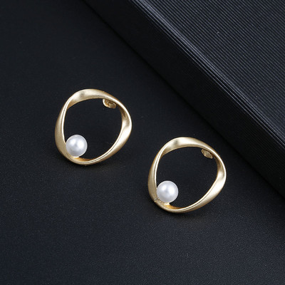 Imitatsioonpärlitega kõrvarõngas naistele Kullavärvi ümmargused nööpkõrvarõngad kingitus Ebaregulaarne disain Ebatavaline mood ehe ehted, naisterahvas