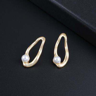 Imitatsioonpärlitega kõrvarõngas naistele Kullavärvi ümmargused nööpkõrvarõngad kingitus Ebaregulaarne disain Ebatavaline mood ehe ehted, naisterahvas