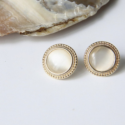 Imitatsioonpärlitega kõrvarõngas naistele Kullavärvi ümmargused nööpkõrvarõngad kingitus Ebaregulaarne disain Ebatavaline mood ehe ehted, naisterahvas