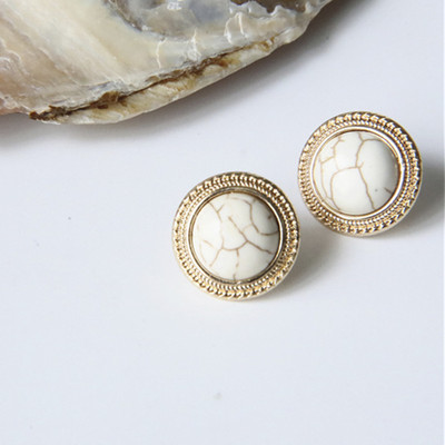 Imitatsioonpärlitega kõrvarõngas naistele Kullavärvi ümmargused nööpkõrvarõngad kingitus Ebaregulaarne disain Ebatavaline mood ehe ehted, naisterahvas