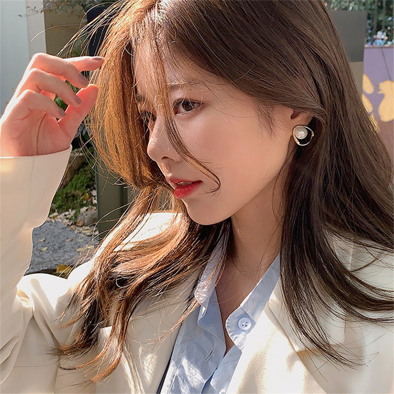 Imitatsioonpärlitega kõrvarõngas naistele Kullavärvi ümmargused nööpkõrvarõngad kingitus Ebaregulaarne disain Ebatavaline mood ehe ehted, naisterahvas