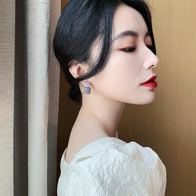 Jauni vintage purpursarkani spīdīgi kristāla ģeometriski sieviešu auskari, savilkti, jauki, smalki, spīdīgi auskari rotaslietas