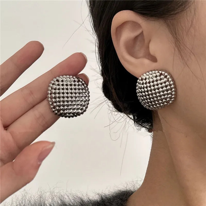 Geomeetriliselt lihtsa metallist disainiga õõnsad kuulkõrvarõngad naistele Moodsad vintage stiilis kõrged ehted Kingitarvikud tüdrukutele