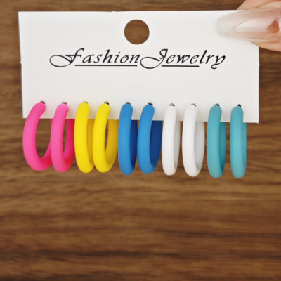 Piiriülesed ehted Värvilised vaigust C-kujulised kõrvarõngad 5 paariga Korea moepärliga inkrusteeritud kõrvarõngad ja kõrvarõngad