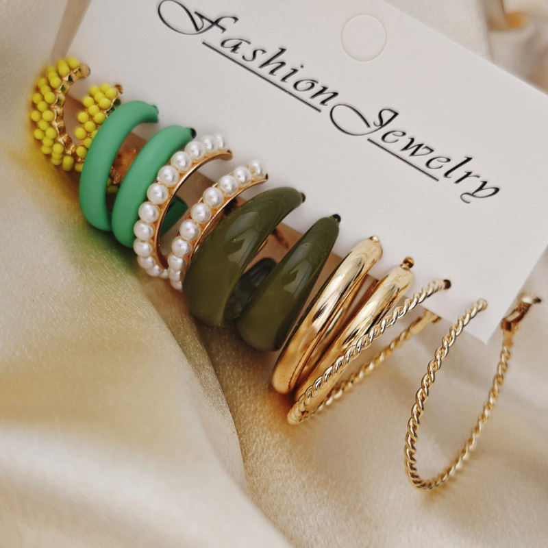 Piiriülesed ehted Värvilised vaigust C-kujulised kõrvarõngad 5 paariga Korea moepärliga inkrusteeritud kõrvarõngad ja kõrvarõngad