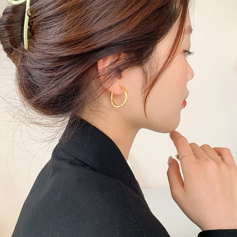 Jauna modes klasika, vienkārši, lieli, apaļi auskari ar stīpu sievietēm, meitenēm, spīdīgām, smalkām ballītēm, sieviešu rotaslietām. Jaunums — 2023