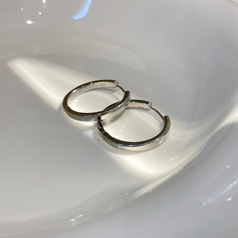 Jauna modes klasika, vienkārši, lieli, apaļi auskari ar stīpu sievietēm, meitenēm, spīdīgām, smalkām ballītēm, sieviešu rotaslietām. Jaunums — 2023