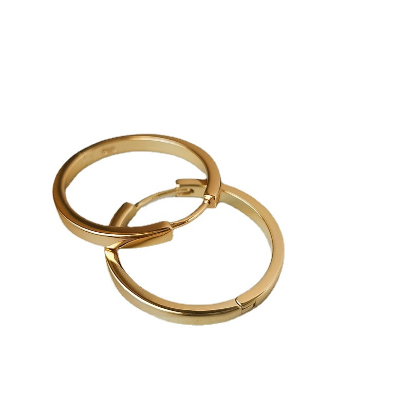 Jauna modes klasika, vienkārši, lieli, apaļi auskari ar stīpu sievietēm, meitenēm, spīdīgām, smalkām ballītēm, sieviešu rotaslietām. Jaunums — 2023