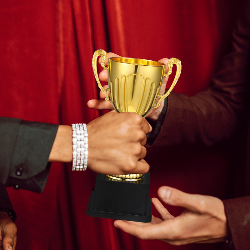 Mälestuskingitused Trofee Kuldne auhind Võidusõiduautode trofeed Võistlus Plastist tassimäng Auhind Jalgpallikarikas ruudukujulise alusega