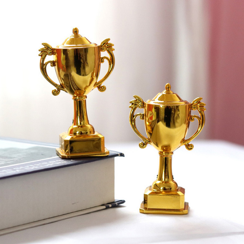 8 tk Miniatuursed trofeekaunistused Plastikust Auhinnad Karikad Jalgpallikoogid Kaunistused Aksessuaarid Laste Peotarbed Kaunistused