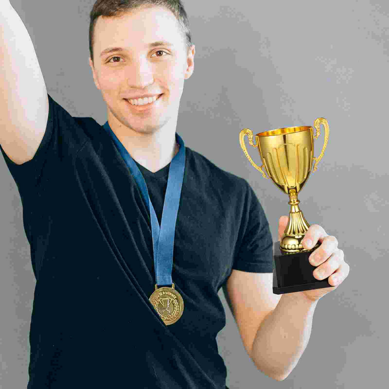 Mälestuskingitused Trofee Kuldne auhind Võidusõiduautode trofeed Võistlus Plastikarikas Mäng Auhind Jalgpall