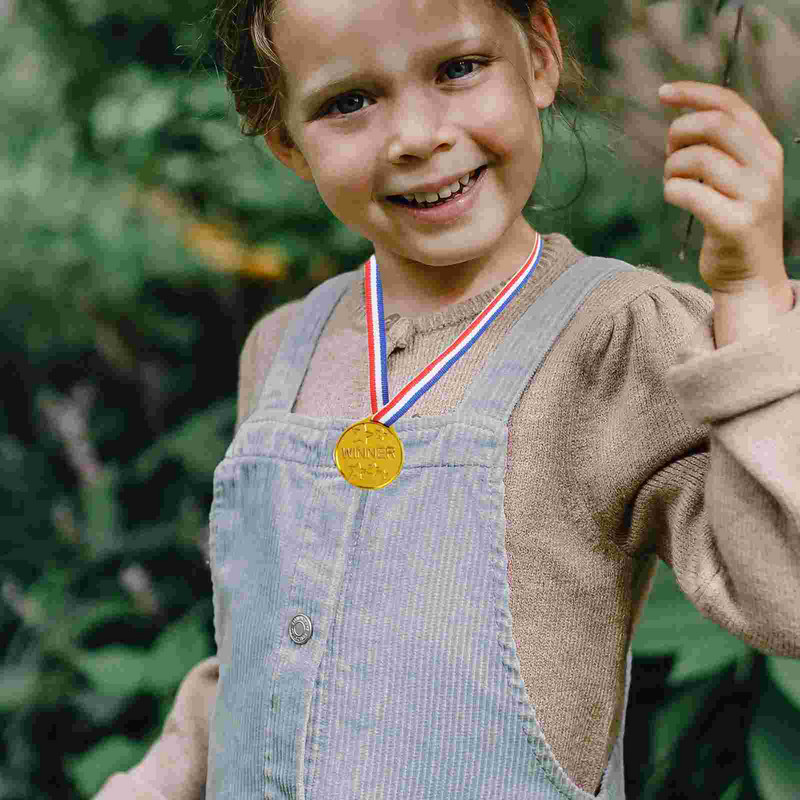 Medaliai Apdovanojimas Medalio laimėtojas Vaikai Sportas Auksas Plastikinė Vieta Žaislas Krepšinis Auksinis 1-asis Vaikų žaidimas Futbolo varžybos vaikams Top