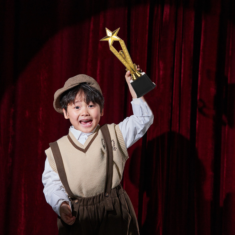 Laste trofee jalgpalli laste auhind Gift Cup Celebration Decor Party Plastikust pentagrammi kujuga võistluse trofeed