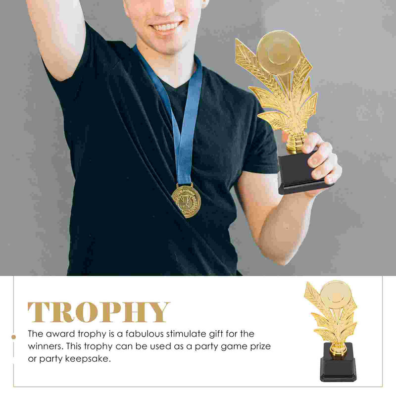 Vaikų trofėjų aukso apdovanojimas Vaikų laimėtojai Prizai Konkursai Trofėjai Plastikiniai puodeliai Žaislai