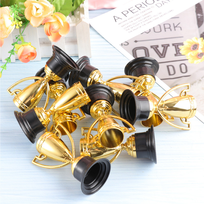 12 komada malog pehara Pehar prvaka s crnom bazom Pobjedničke nagrade Nagrada za djecu u vrtiću