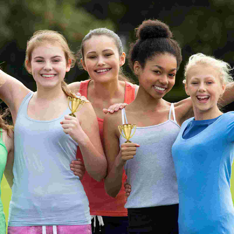 12 komada malog pehara Pehar prvaka s crnom bazom Pobjedničke nagrade Nagrada za djecu u vrtiću