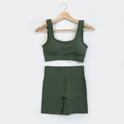 Moteriški besiūliai briaunoti jogos aprangos komplektai 2 dalių treniruočių šortai ir apkarpytos liemenėlės kūno rengybos kostiumas aktyviam dėvėjimui