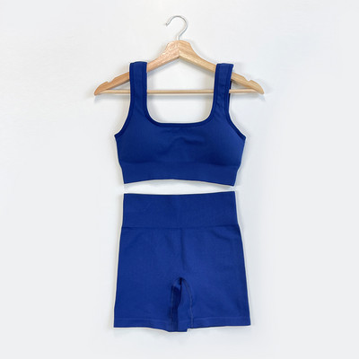 Moteriški besiūliai briaunoti jogos aprangos komplektai 2 dalių treniruočių šortai ir apkarpytos liemenėlės kūno rengybos kostiumas aktyviam dėvėjimui