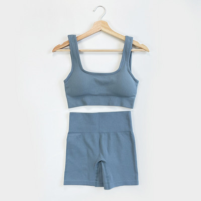 Moteriški besiūliai briaunoti jogos aprangos komplektai 2 dalių treniruočių šortai ir apkarpytos liemenėlės kūno rengybos kostiumas aktyviam dėvėjimui