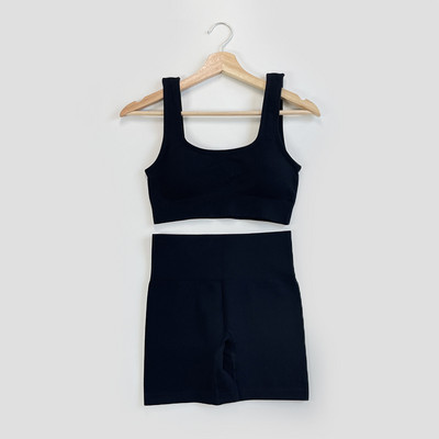 Moteriški besiūliai briaunoti jogos aprangos komplektai 2 dalių treniruočių šortai ir apkarpytos liemenėlės kūno rengybos kostiumas aktyviam dėvėjimui