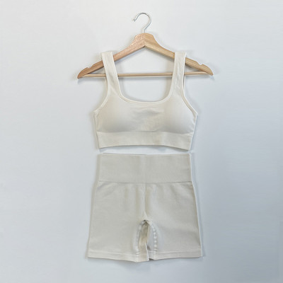 Moteriški besiūliai briaunoti jogos aprangos komplektai 2 dalių treniruočių šortai ir apkarpytos liemenėlės kūno rengybos kostiumas aktyviam dėvėjimui