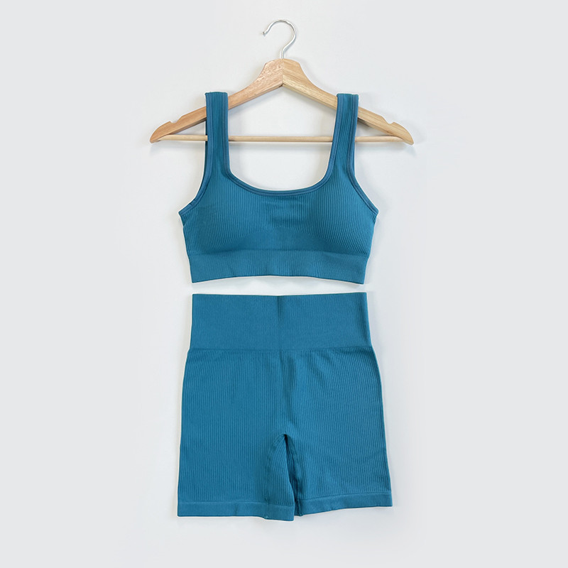 Moteriški besiūliai briaunoti jogos aprangos komplektai 2 dalių treniruočių šortai ir apkarpytos liemenėlės kūno rengybos kostiumas aktyviam dėvėjimui