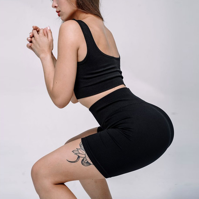 Moteriški besiūliai briaunoti jogos aprangos komplektai 2 dalių treniruočių šortai ir apkarpytos liemenėlės kūno rengybos kostiumas aktyviam dėvėjimui