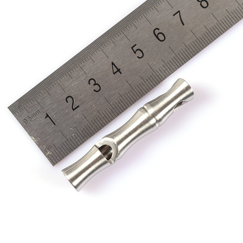 Retro bambusa formas svilpe Augstu decibelu metāla bezpērlīšu svilpe āra izdzīvošanas svilpe tiesneša signāla svilpes atslēgas kulons