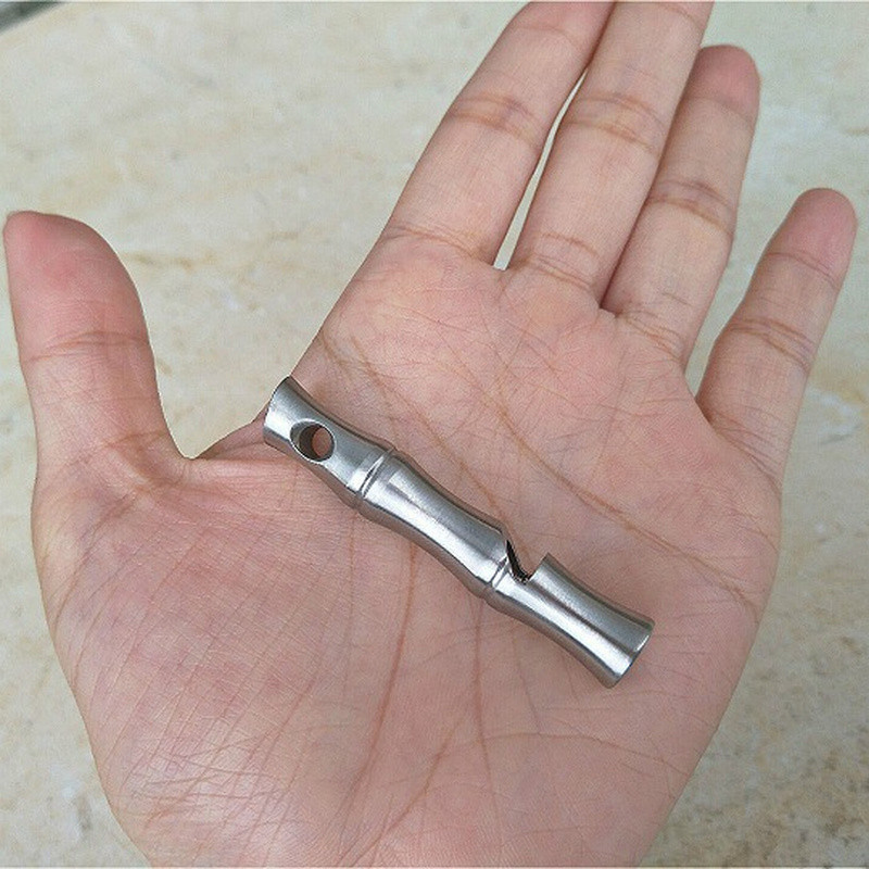 Retro bambusa formas svilpe Augstu decibelu metāla bezpērlīšu svilpe āra izdzīvošanas svilpe tiesneša signāla svilpes atslēgas kulons