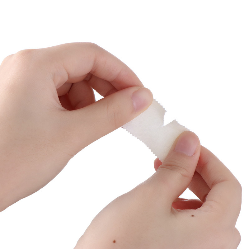 1 vnt. vandeniui atspari lipni sportinė juosta, rišanti fizio raumenų elastinį tvarstį, esant patempimui, sužalojimui, priežiūrai, pagalba lauko sportui avarinei pagalbai