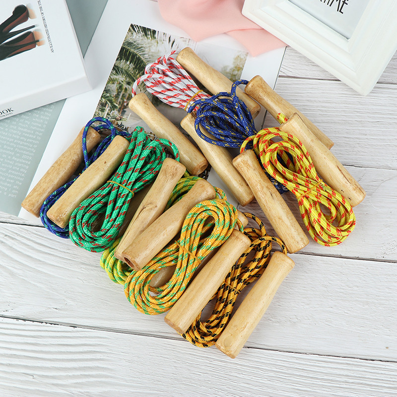 1 vnt. medinė rankena šokinėjimo virvė, spalva atsitiktinė treniruoklių salė, treniruoklių salė, mokyklos grupinė sporto šaka, kelių asmenų šokinėjimo virvė