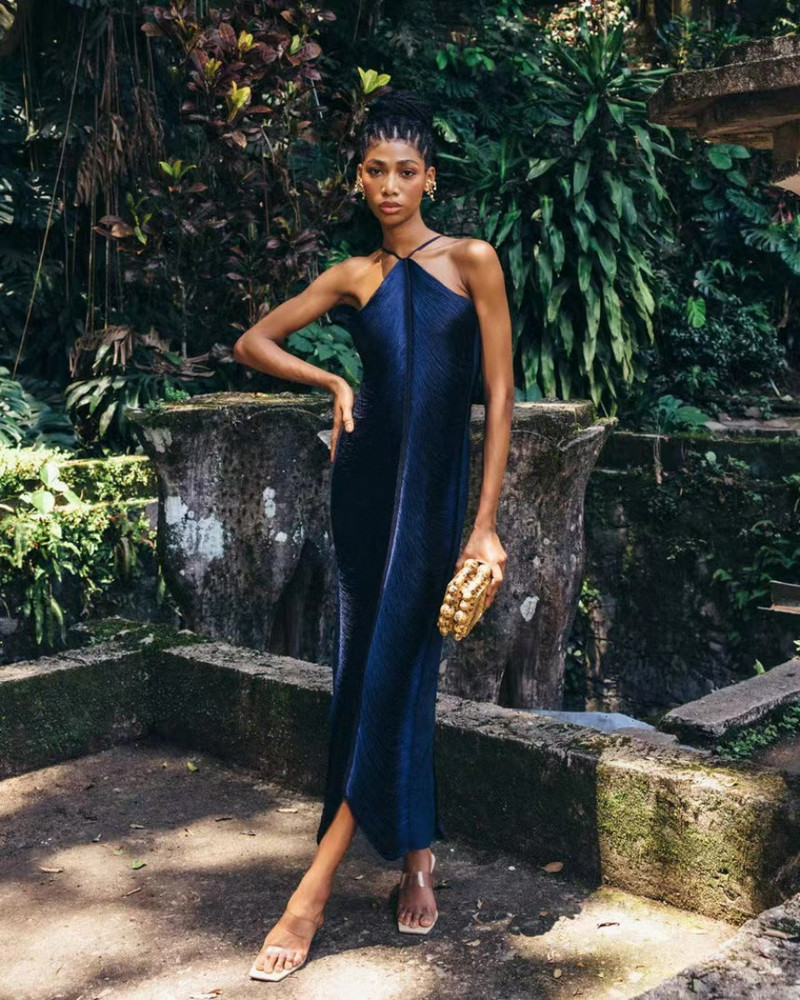 2024-es női szexi akasztós nyakú fémes rövid ruhák Divatos váll nélküli, fényes, hát nélküli ruhák Elegáns női bulizós ruhák