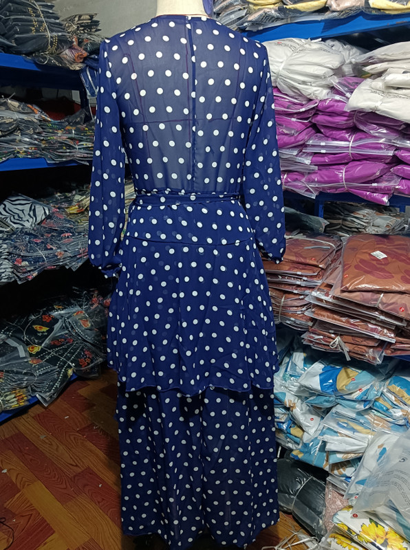 Alkalmi női ruhák 2024-es, lámpás ujjú, fűzős, pöttyös, szabálytalan nyomtatású V-nyakú, réteges fodros, magas derekú, maxi ruha