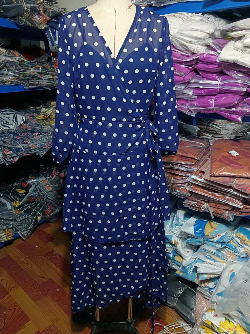 Alkalmi női ruhák 2024-es, lámpás ujjú, fűzős, pöttyös, szabálytalan nyomtatású V-nyakú, réteges fodros, magas derekú, maxi ruha