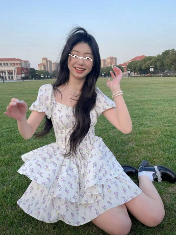 Magas derekú női ruha nyári virágos édes, négyzet alakú gallér, felfújt ujjú hercegnő lányos gyengéd elegáns koreai stílus preppy elegáns