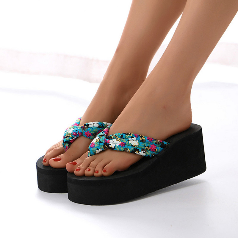Nyári virágmintás papucsok Női Bohém szatén hevederes Platform Wedge Flip Flops Outdoor Vastag Alsó Strandcipők Szandálok