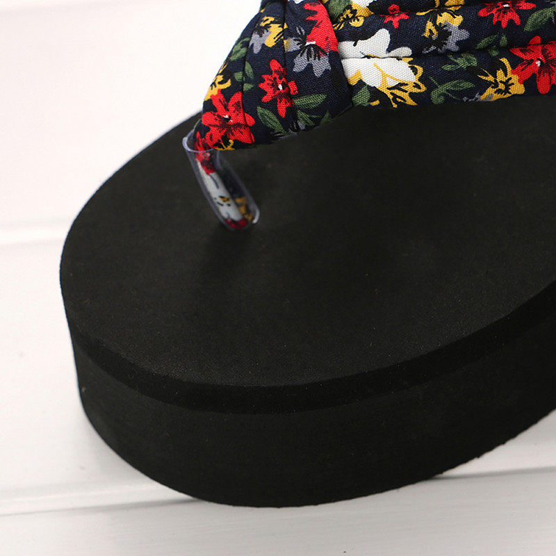 Nyári virágmintás papucsok Női Bohém szatén hevederes Platform Wedge Flip Flops Outdoor Vastag Alsó Strandcipők Szandálok