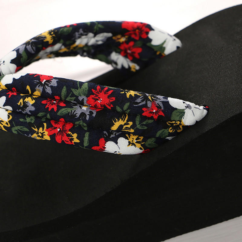 Nyári virágmintás papucsok Női Bohém szatén hevederes Platform Wedge Flip Flops Outdoor Vastag Alsó Strandcipők Szandálok