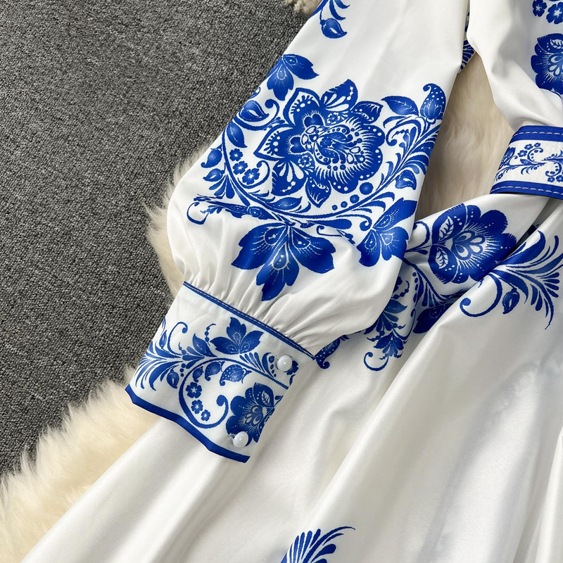 Új divat Runway piros-fehér porcelán ruha női álló hosszú lámpás ujjú kék virágmintás ing köntös Vestidos 2377