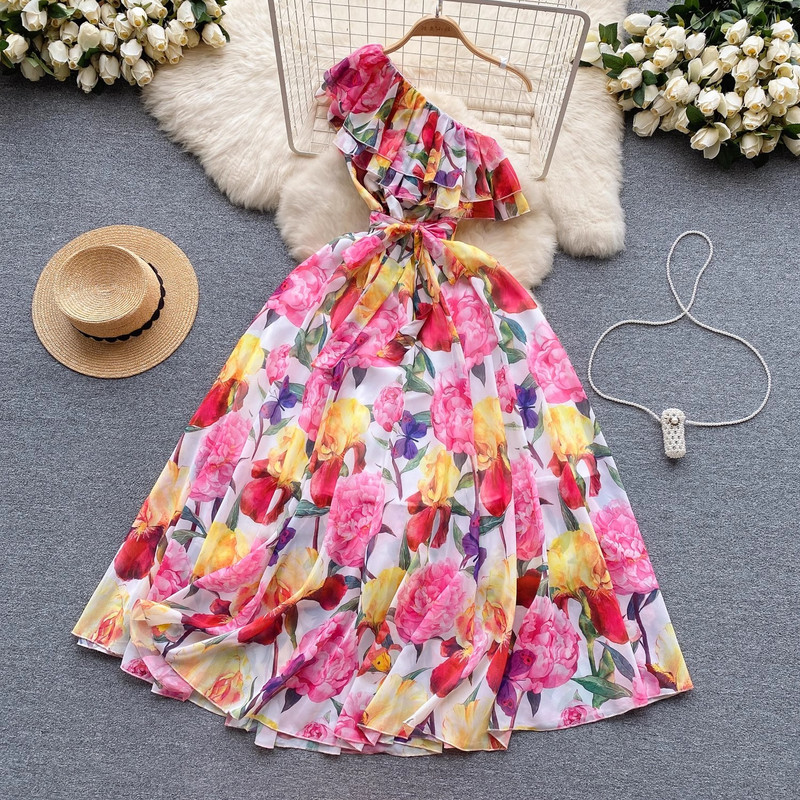 Kiváló minőségű, 2024-es új női nyári nyomat ünnepi stílus, egy váll, fodros, fűzős csokornyakkendő, rugalmas derék, alkalmi boho ruhák