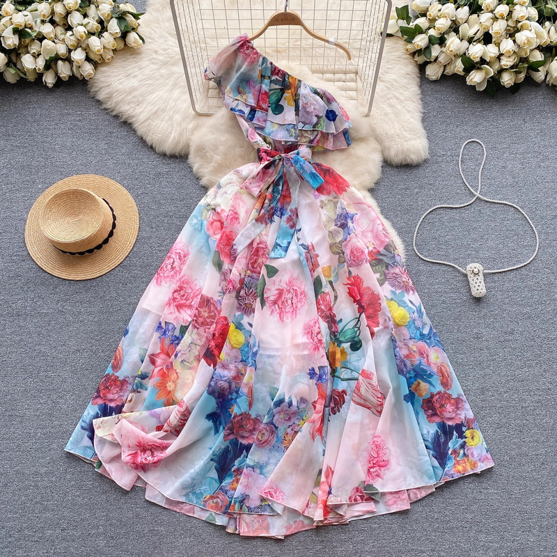 Kiváló minőségű, 2024-es új női nyári nyomat ünnepi stílus, egy váll, fodros, fűzős csokornyakkendő, rugalmas derék, alkalmi boho ruhák