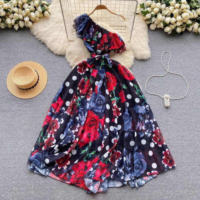 Kiváló minőségű, 2024-es új női nyári nyomat ünnepi stílus, egy váll, fodros, fűzős csokornyakkendő, rugalmas derék, alkalmi boho ruhák