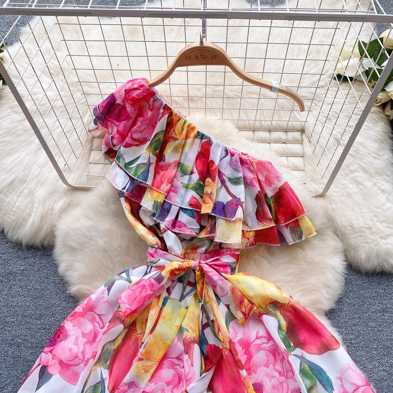 Kiváló minőségű, 2024-es új női nyári nyomat ünnepi stílus, egy váll, fodros, fűzős csokornyakkendő, rugalmas derék, alkalmi boho ruhák