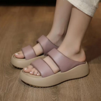 Нови прости дамски чехли за 2023 г., носещи кръгли пръсти, отворени пръсти, плътен цвят, дебела подметка, наклонен ток, удобни дамски обувки