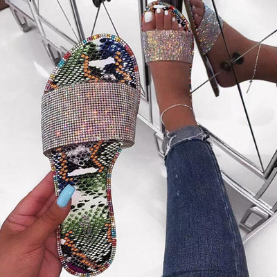 Νέες καλοκαιρινές γυναικείες, κρυστάλλινες παντόφλες, γυαλιστερές, επίπεδες μαλακές γυναικείες σαγιονάρες καραμέλας για εσωτερικούς χώρους γυναικεία παπούτσια Hot Beach Slides