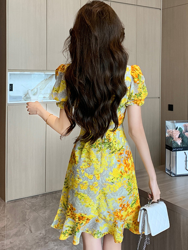 Κομψό μποέμ φόρεμα με λουλουδάτο στάμπα, φουσκωτά μανίκια με λαιμόκοψη V με ψηλή μέση, μονό βολάν και κορδόνι για πάρτι