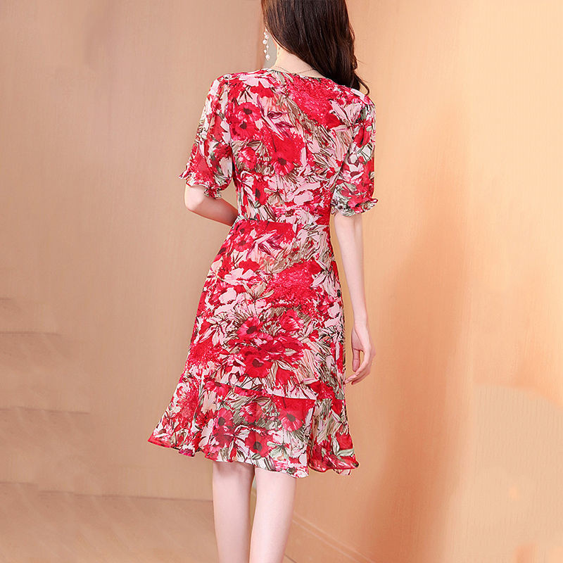 2023. aasta uus suvine moetrükk Šifoonist V-kaelusega lühikeste varrukatega lilleline kleit naiste temperamendiga ebaregulaarne õhuke naiste kleit