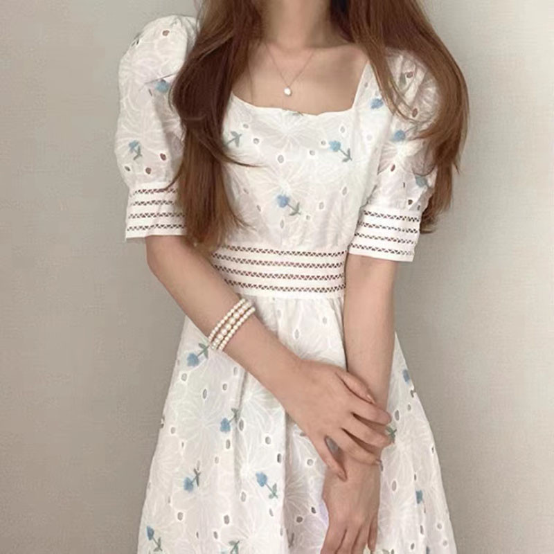 Φόρεμα Γυναικείο Καλοκαίρι 2024 Νέο Γλυκό Κέντημα Φόρεμα με τετράγωνο λαιμό κούφιο σε γραμμή Α Φόρεμα μέσης φουσκωτό μανίκι Μεσαίο φόρεμα