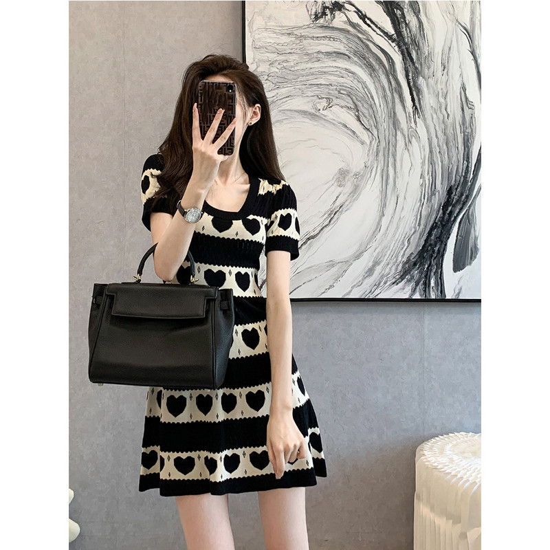 Naiste mood, suvine kudumiskleidid, kontrastsed triibulised armastussüdamed Pullover Pehmed kootud püksid õhukesed A-joonelised daamid lühikesed vestid